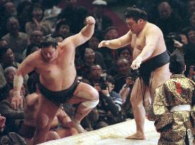 Tochiazuma remains in pursuit of Kyushu sumo crown